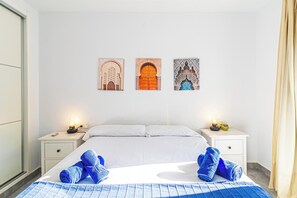 4 habitaciones, escritorio, tabla de planchar con plancha y wifi 