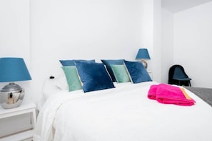 2 bedrooms, iron/ironing board, internet, bed sheets