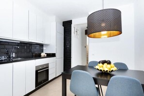 Réfrigérateur, lave-vaisselle, cafetière-théière, grille-pain