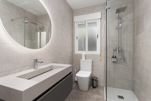 Bañera con ducha, toallas