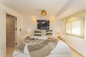 4 bedrooms, iron/ironing board, Internet, bed sheets