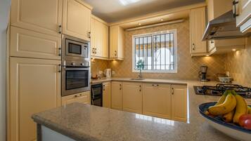 Een koelkast, een vaatwasser, een koffiezetapparaat/waterkoker