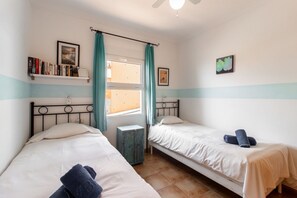 4 bedrooms, iron/ironing board, Internet, bed sheets