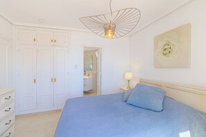 4 bedrooms, iron/ironing board, internet, bed sheets