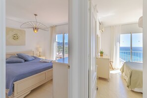 4 bedrooms, iron/ironing board, internet, bed sheets