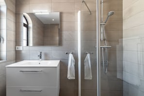 Shower, towels - villa caroline in capistrano village (Nerja)