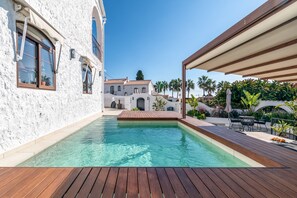 A heated pool - villa caroline in capistrano village (Nerja)