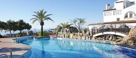 حمّام سباحة مُدفَّأ