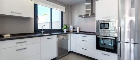 Réfrigérateur, lave-vaisselle, vaisselle et ustensiles