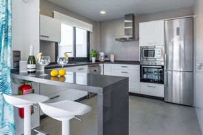 Jääkaappi, astianpesukone, keittoastiat/astiat/ruokailuvälineet