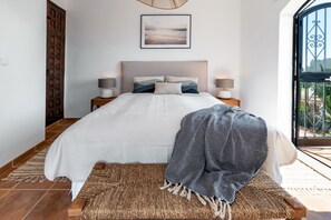 3 bedrooms, iron/ironing board, internet, bed sheets