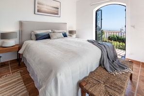 3 soverom, strykejern/-brett, internettilgang og sengetøy