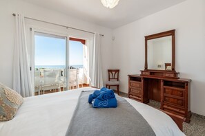 5 bedrooms, iron/ironing board, Internet, bed sheets