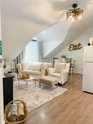 En 50-tommers smart-TV med Parabol-TV samt TV og strømmetjenester