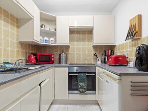 Fridge, microwave, oven, toaster - Contractor-Friendly 3-Bed Cottage in Prime Ulverston Location - Pass the Keys (Ulverston)