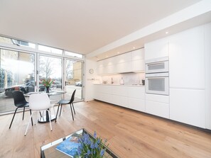 Fridge, microwave, oven, dishwasher - Modern Luxury 1 Bedroom Spacious Flat - Pass the Keys (London)