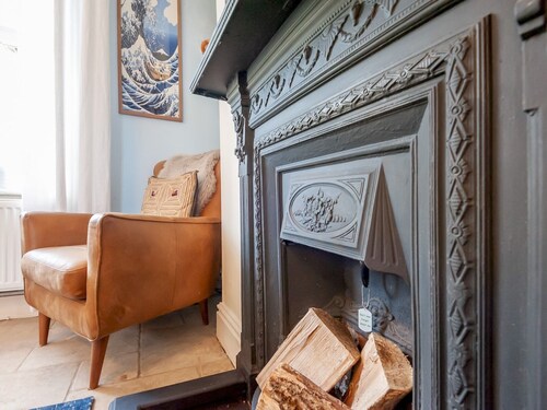 Wonky Cottage with amazing garden - Pass the Keys