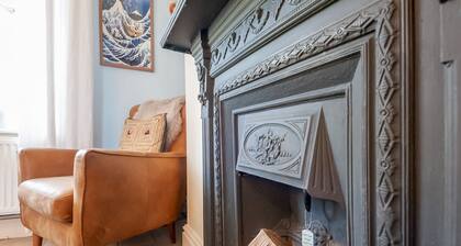 Wonky Cottage with amazing garden - Pass the Keys