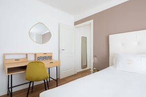 Deluxe Rooftop Apartment | Sängtillbehör av högsta kvalitet och värdeförvaringsskåp på rummet