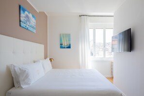 Exclusive Apartment | Bộ đồ giường cao cấp, két bảo mật tại phòng, bàn 