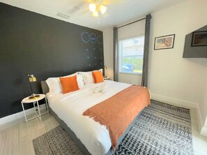 3 slaapkamers, een strijkplank/strijkijzer, reisbedje, gratis wifi