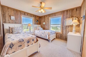 4 bedrooms, desk, free WiFi, bed sheets