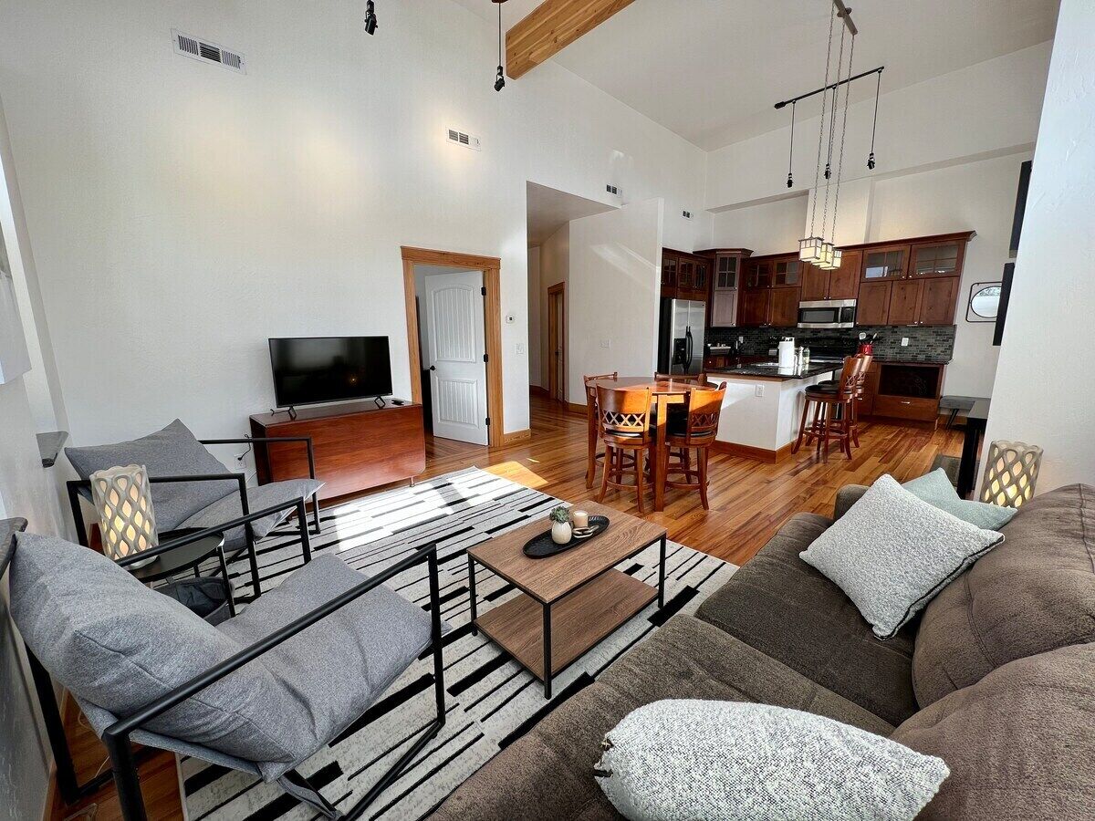 Luxury Downtown Condo #D natural light