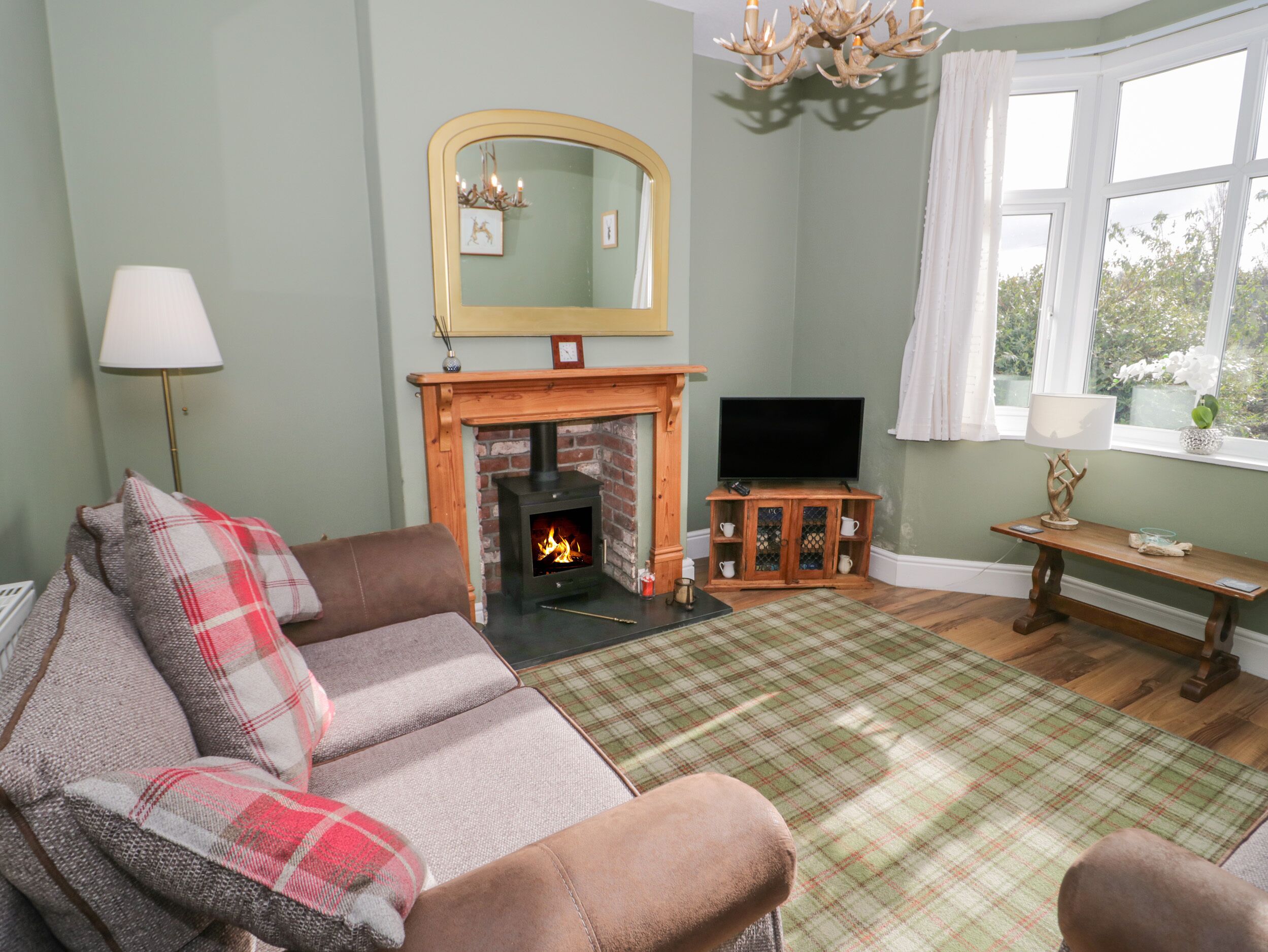 DULAS, pet friendly, character holiday cottage in Llandudno Junction