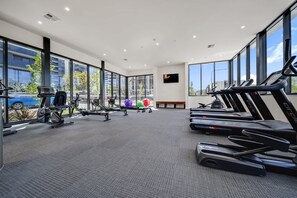 Fitness facility - Pristine 2-Bed Apartment with Pool and BBQ (Phillip)