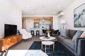 TV - Pristine 2-Bed Apartment with Pool and BBQ (Phillip)