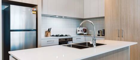 Kühlschrank, Mikrowelle, Ofen, Herdplatte