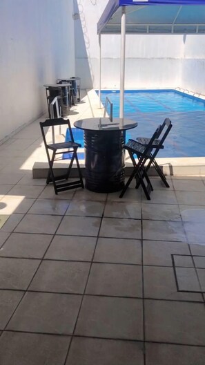 Televisor intel·ligent de 32 polzades amb canals per satèl·lit 