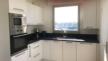 Een koelkast, een microgolfoven, een oven, een kookplaat