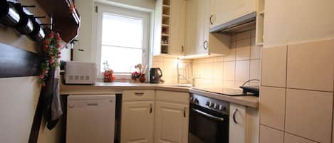 Fridge, oven, stovetop, coffee/tea maker