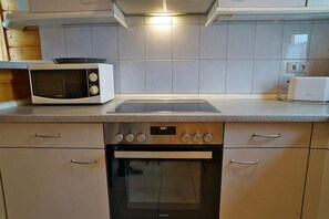 Fridge, microwave, oven, stovetop - Doppelhaushälfte in Hasselfelde (Hasselfelde)