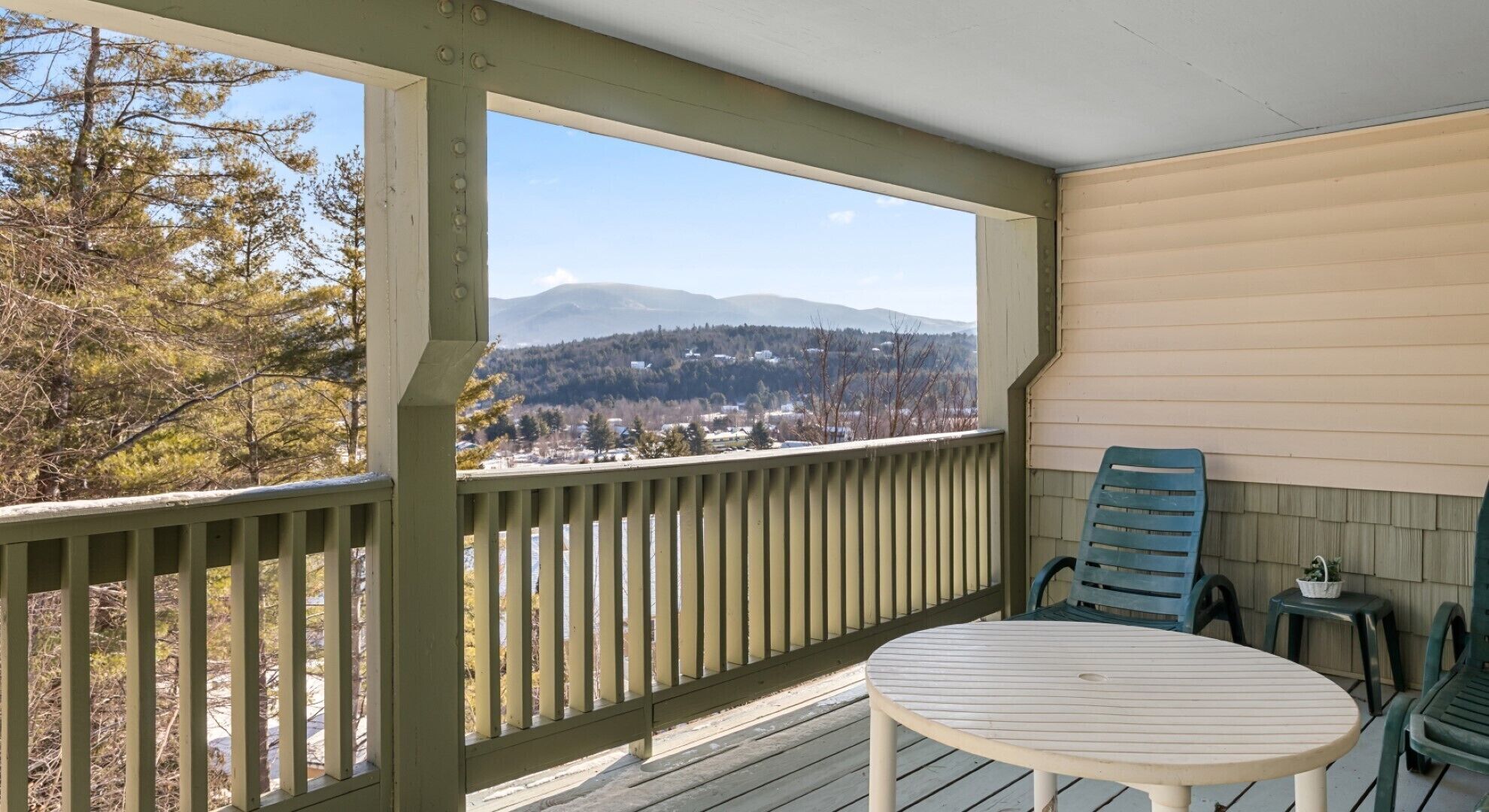 2BR Condo: Cozy Stowe Retreat: Your Winter Getaway Awaits