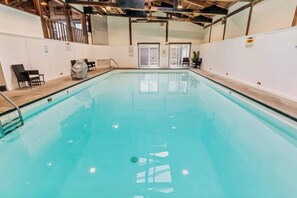 Una piscina cubierta
