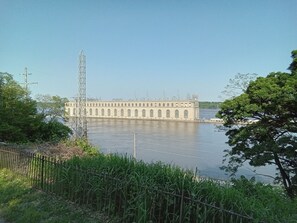 Hiustenkuivaaja, pyyhkeet, saippua, sampoo