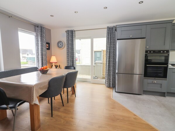 Dining - 20 Lighthouse Village (Fenit)