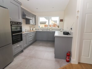 Dishwasher, electric kettle, toaster, cookware/dishes/utensils - 20 Lighthouse Village (Fenit)