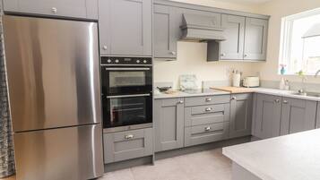 Dishwasher, electric kettle, toaster, cookware/dishes/utensils