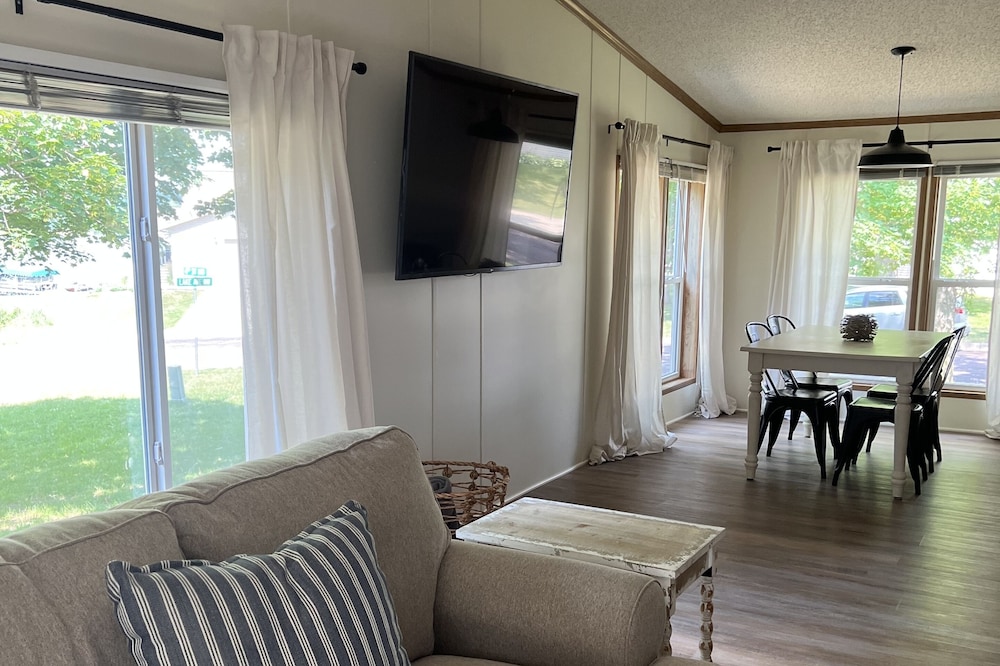 Lake View Cottage in Elysian