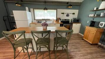 冰箱、微波炉、烤箱、炉灶