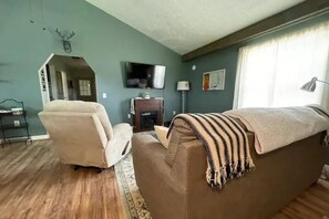 Älytelevisio, takka, pöytäjalkapallopöytä