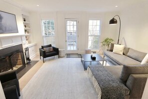 Télévision, cheminée, espaces bureaux