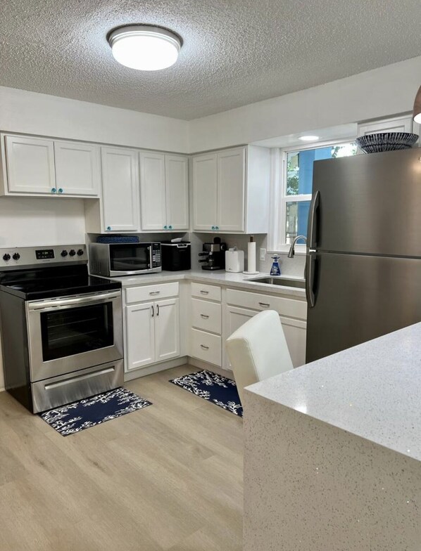 Kühlschrank, Mikrowelle, Ofen, Wasserkocher mit Kaffee-/Teezubehör