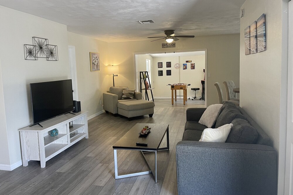 3 Bed 2 Bath, Pool and Game Room