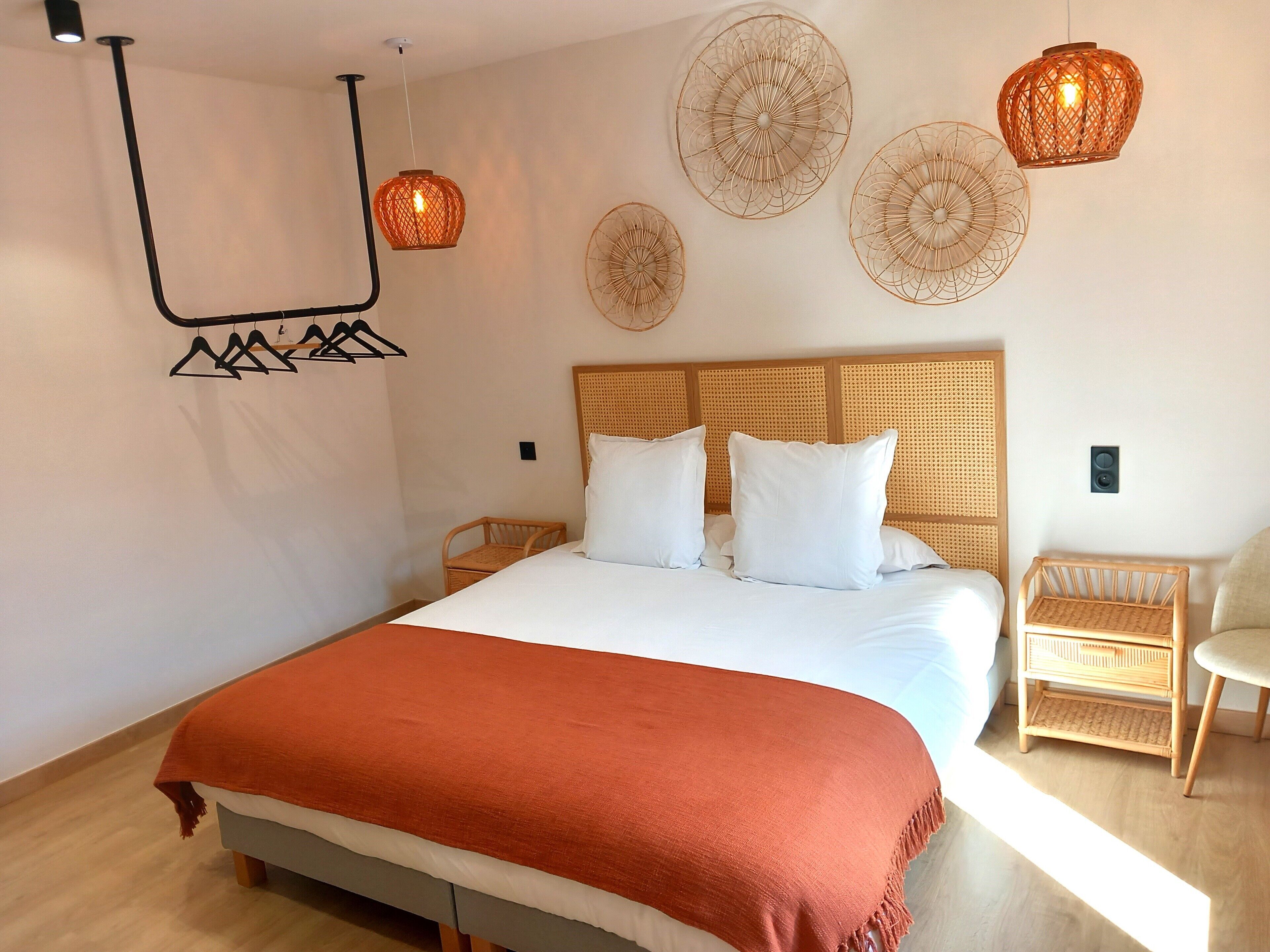 Chambres insonorisées, lit parapluie, Wi-Fi gratuit, draps fournis