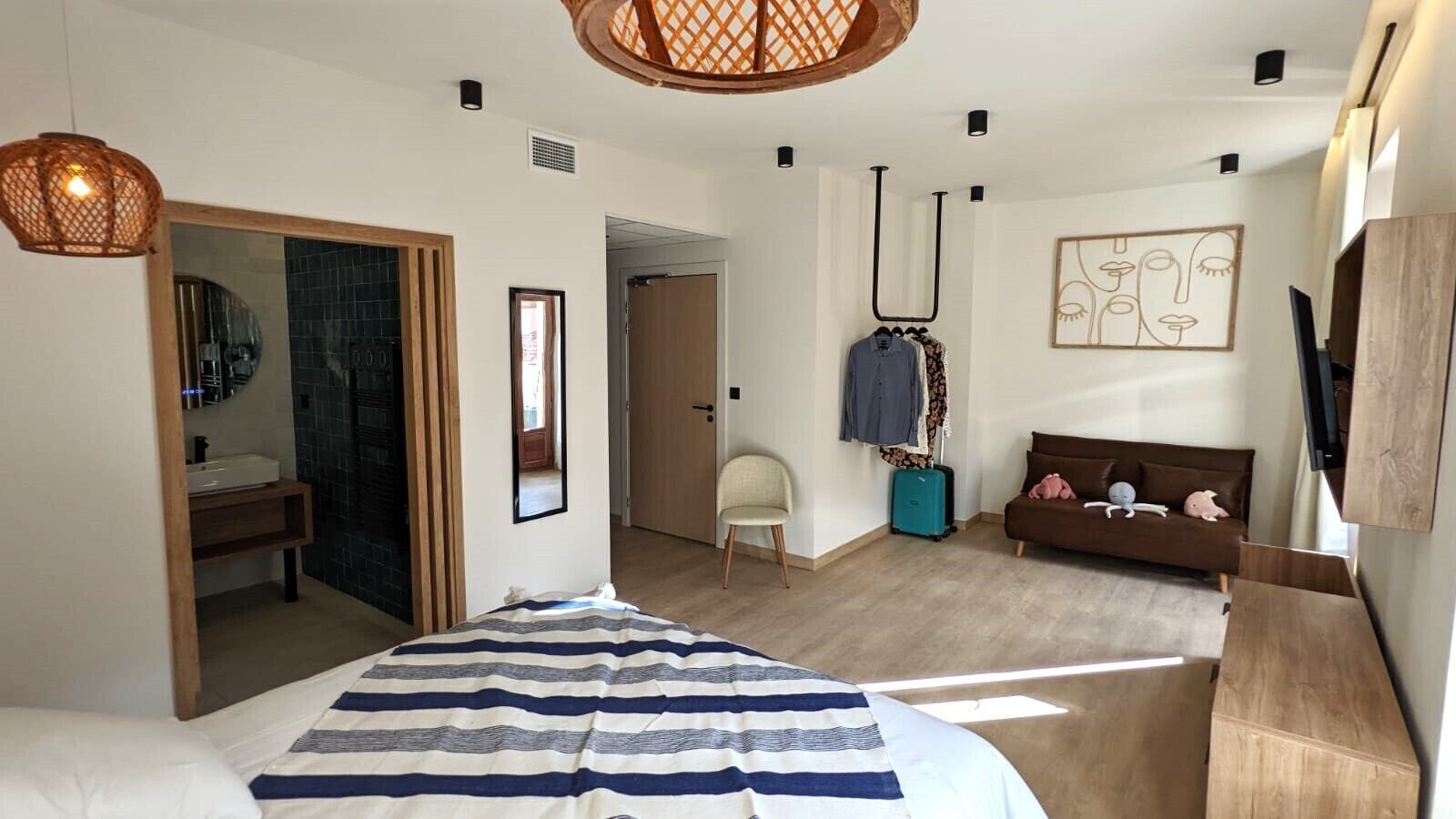 Chambres insonorisées, lit parapluie, Wi-Fi gratuit, draps fournis