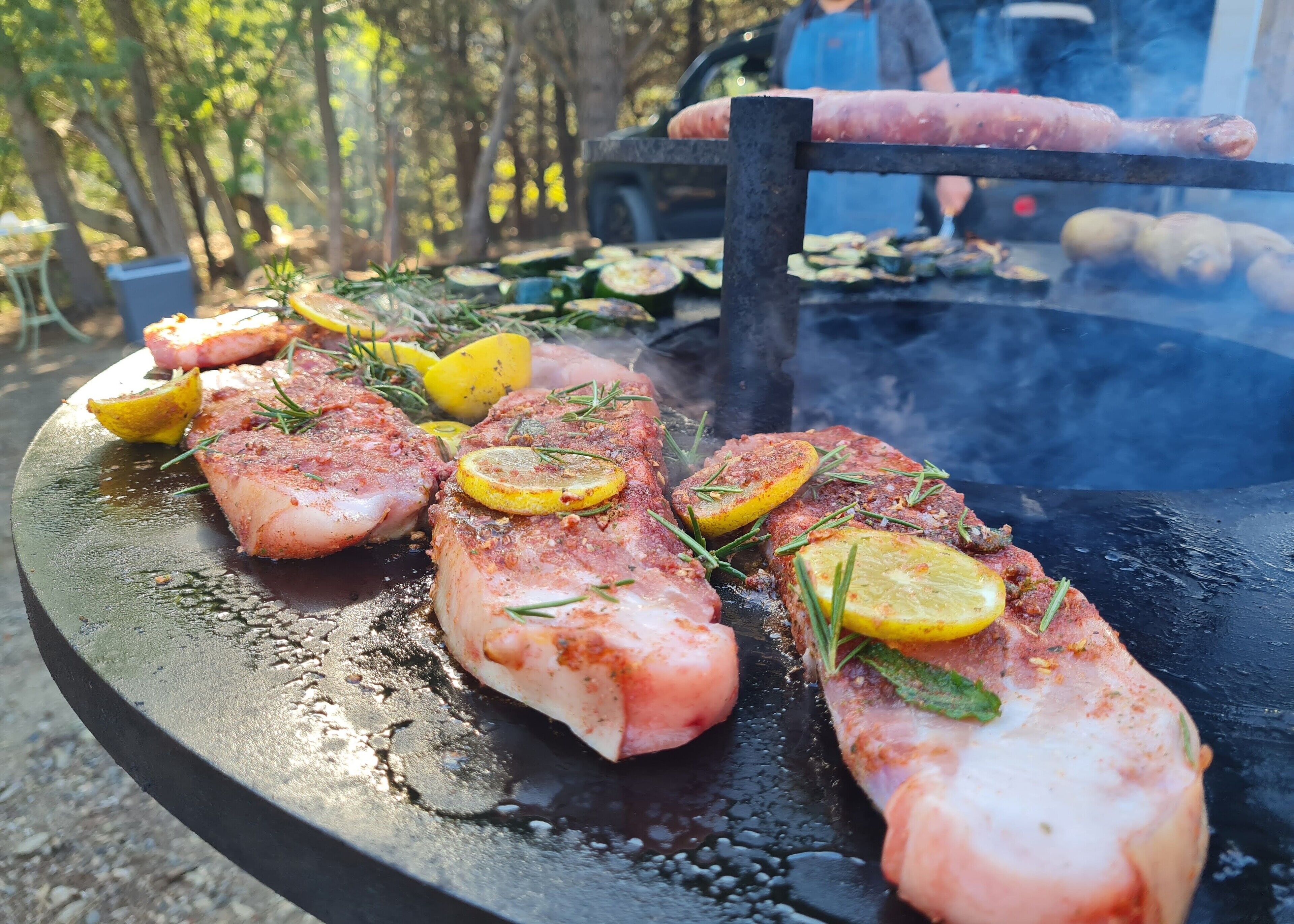 Pescado a la parrilla con rodajas de limón y hierbas.